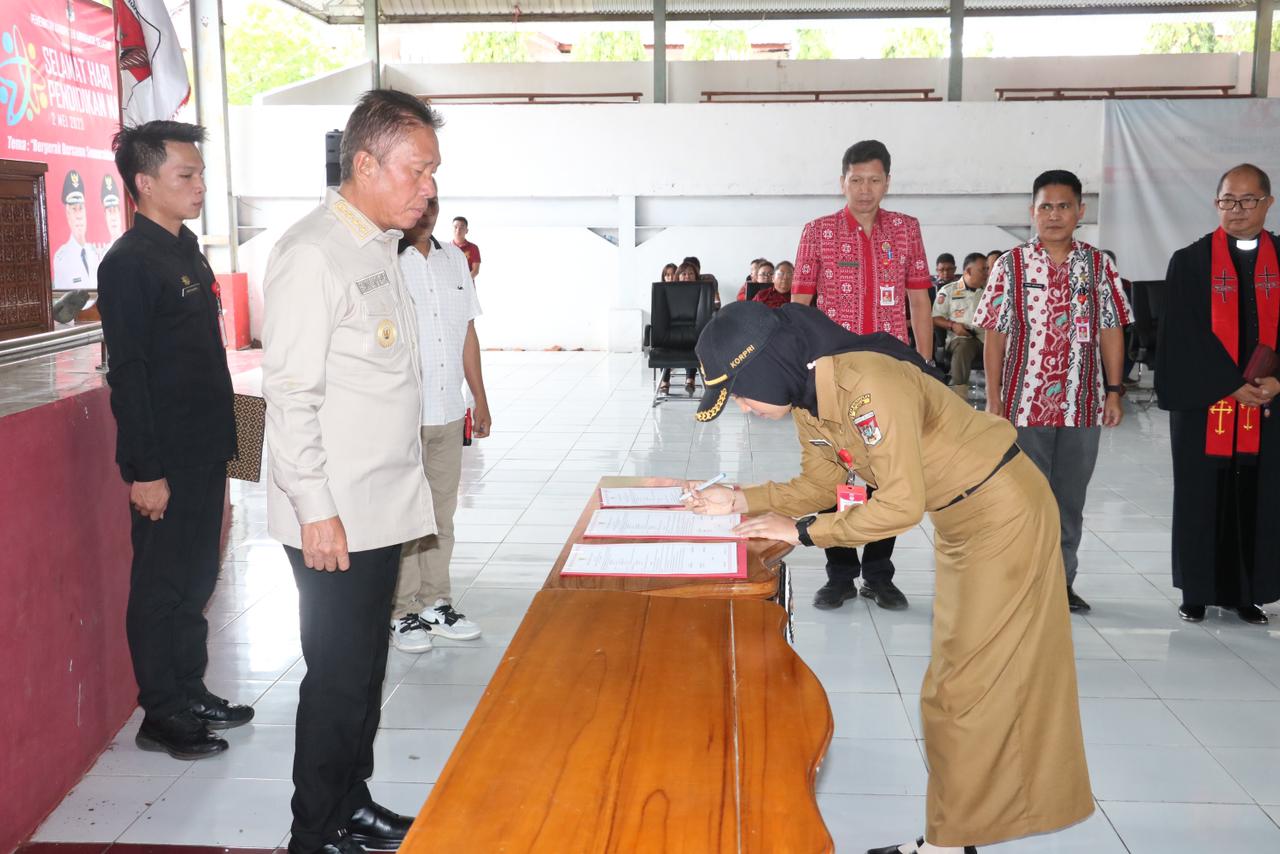 Pimpin Pengambilan Sumpah Janji 86 ASN Minsel, ini kata Bupati FDW terkait KTP