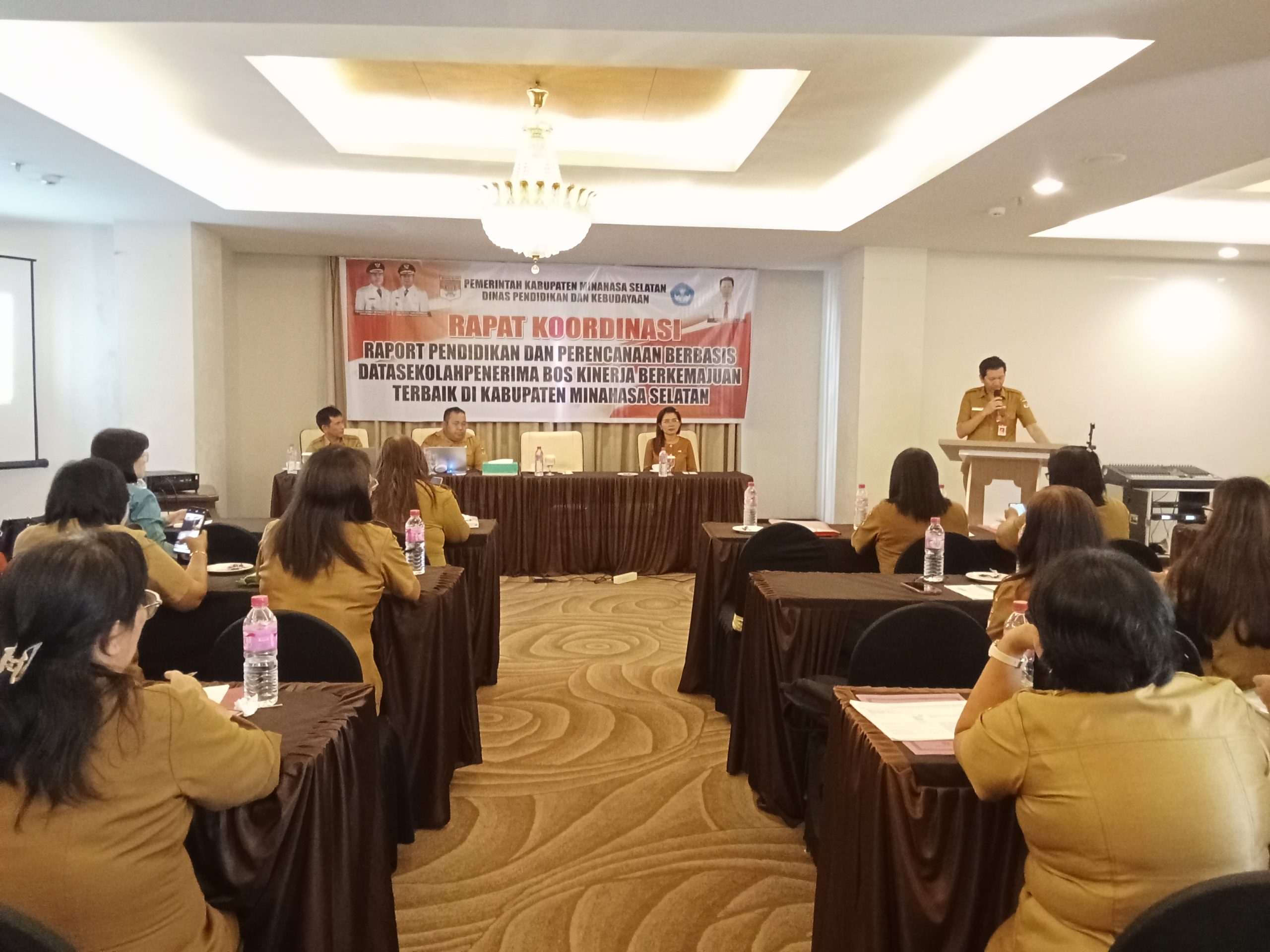 Tumipa secara Resmi membuka Rakor Raport Pendidikan dan Perencanaan Berbasis Data Sekolah Penerimah BOS Kinerja.